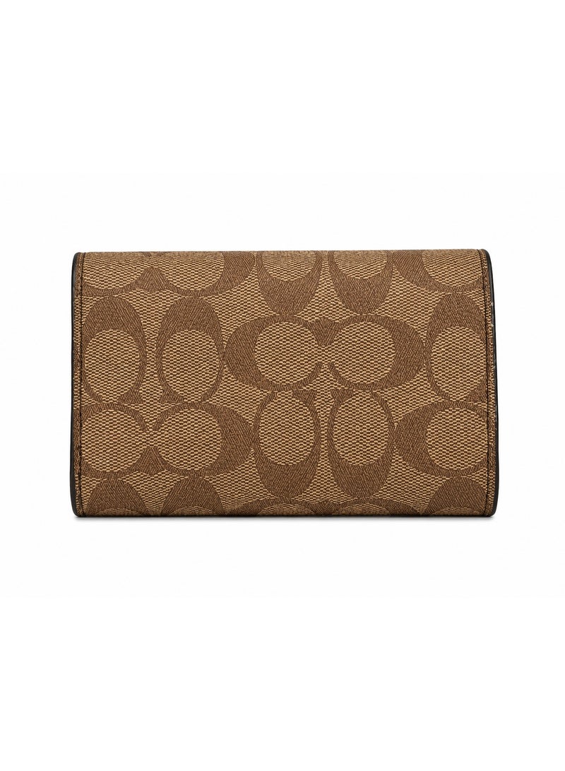 كوتش اوت ليت محفظة نسائية COACH Signature بنقشة C الكلاسيكية – بني | بسحاب وقفل كبسولة - Image 2
