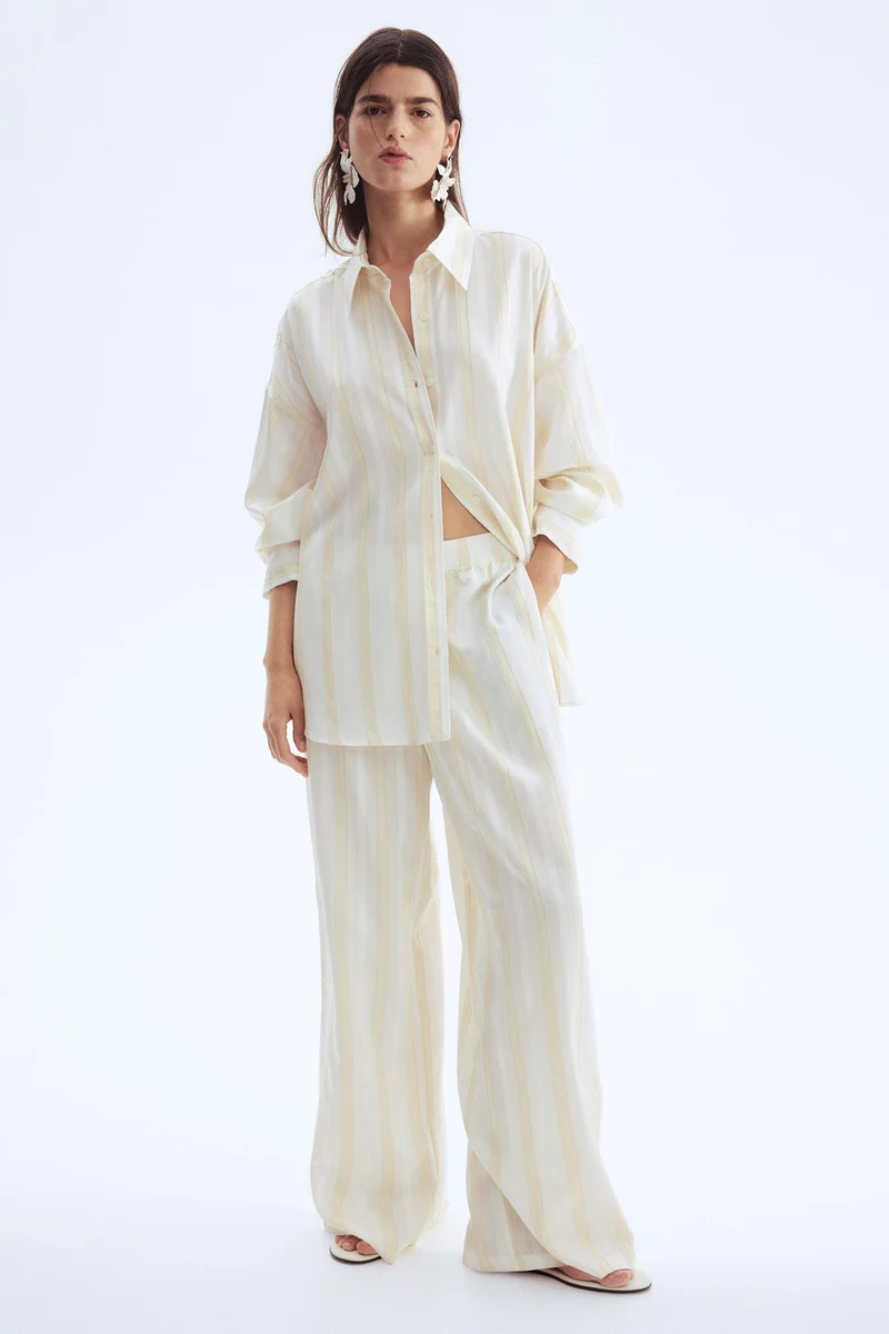 اتش اند ام قميص فضفاض من نسيج دوبي