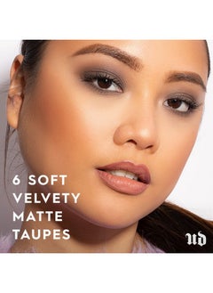 Urban Decay مجموعة ظلال العيون Naked2 Basics، 6 ظلال محايدة غير لامعة باللونين البني والرمادي، قابلة للمزج بسهولة، ألوان غنية بملمس مخملي، مجموعة مكياج تتضمن مرآة وأحواض كاملة الحجم، رائعة للسفر  - Image 5