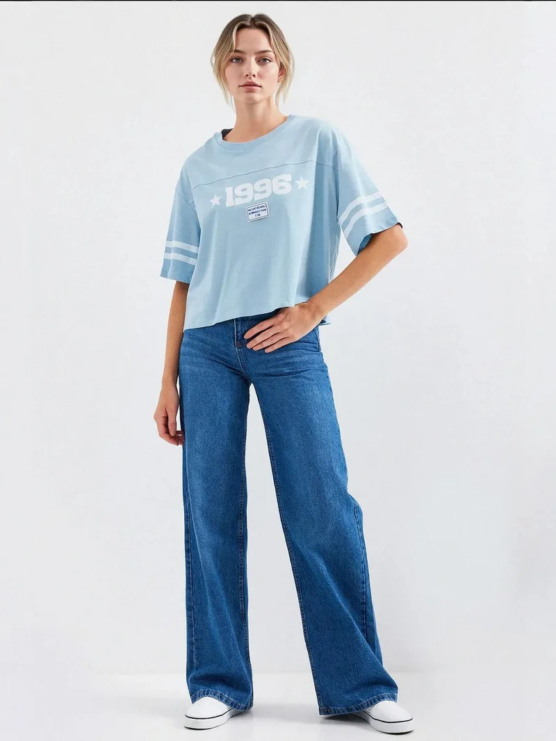 بيغ دارت تيشيرت قصير بقصة واسعة وياقة دائرية وطبعة شعار