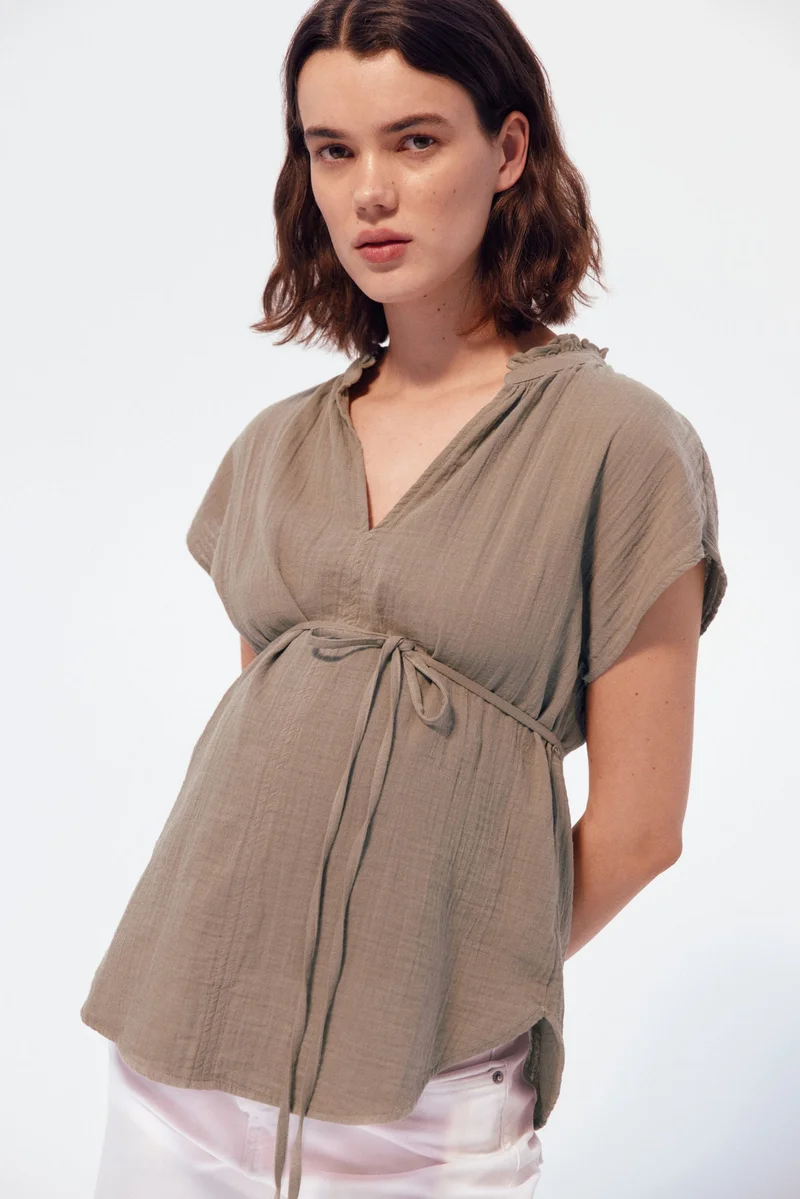 اتش اند ام بلوزة من قطن موسلين برباط من تشكيلة ماما