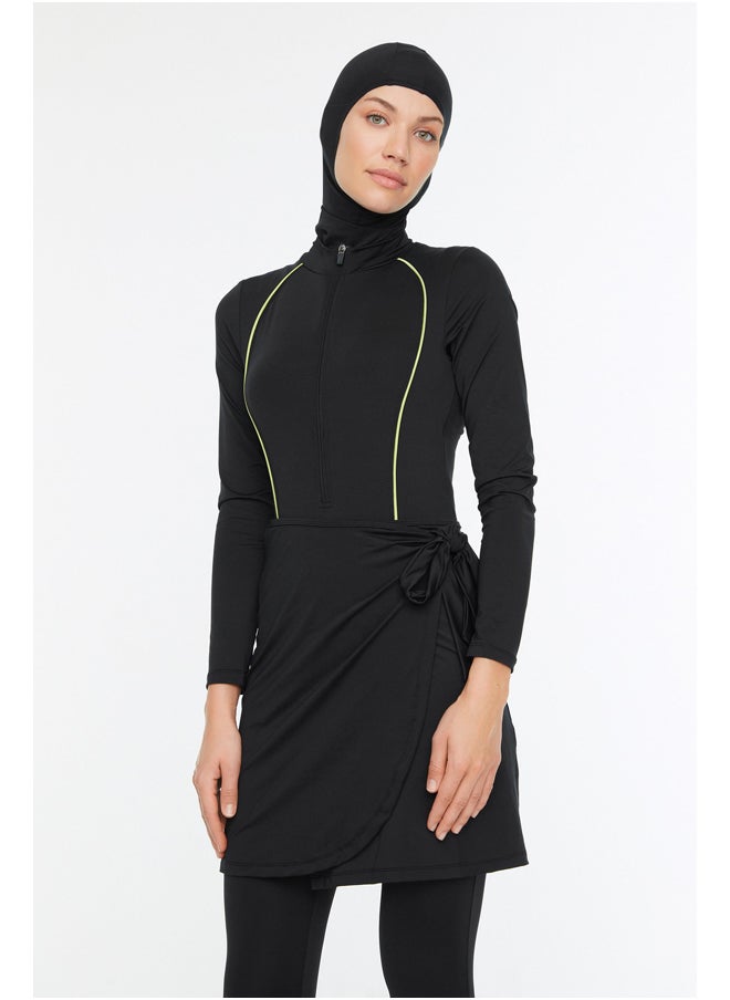 trendyol بدلة سباحة 4 قطع بتفاصيل شريطية سوداء لركوب الأمواج TCTSS22CF0018  - Image 1