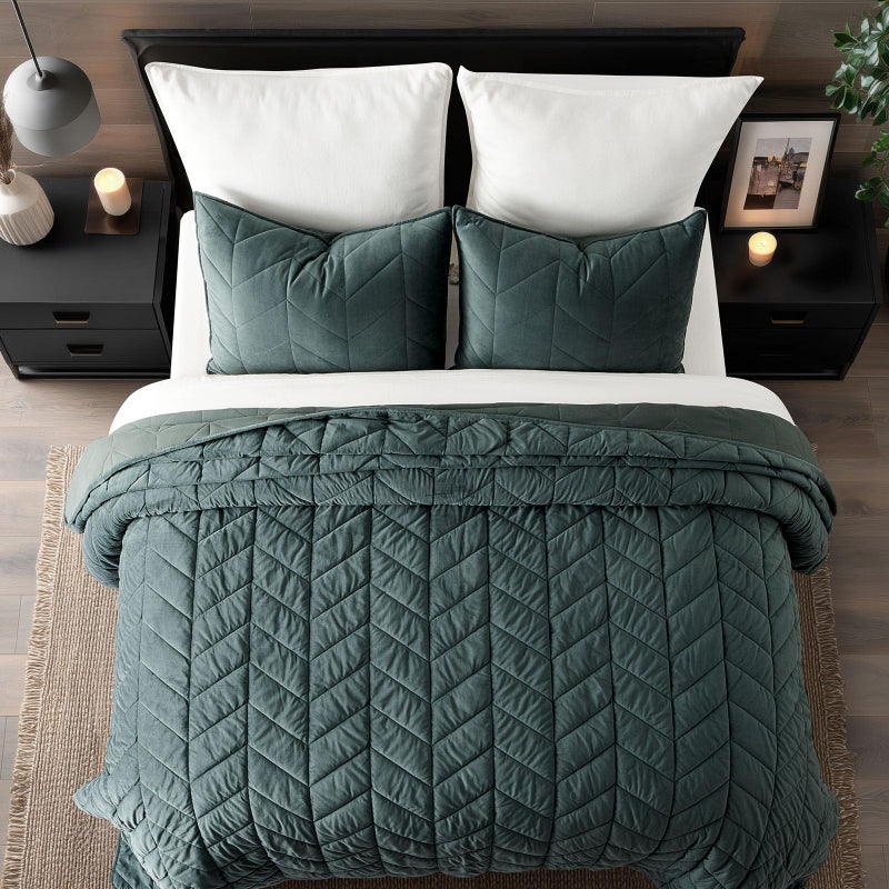 EVERGRACEHOME EVERGRACE 3 Pieces Luxurious Velvet King Quilts, Ultra Soft Lightweight Velvet Comforter Set, Matelasse Oversized Bedspread Coverlet for All Season with 2 Shams, Forest Green, 108"x96" - Image 3