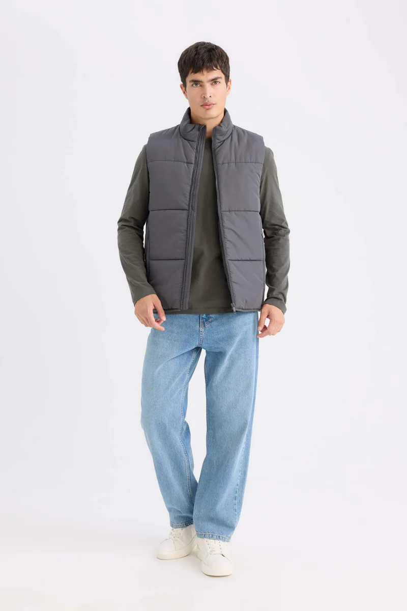 ديفاكتو Regular Fit Stand Collar Zippered Puffer Vest