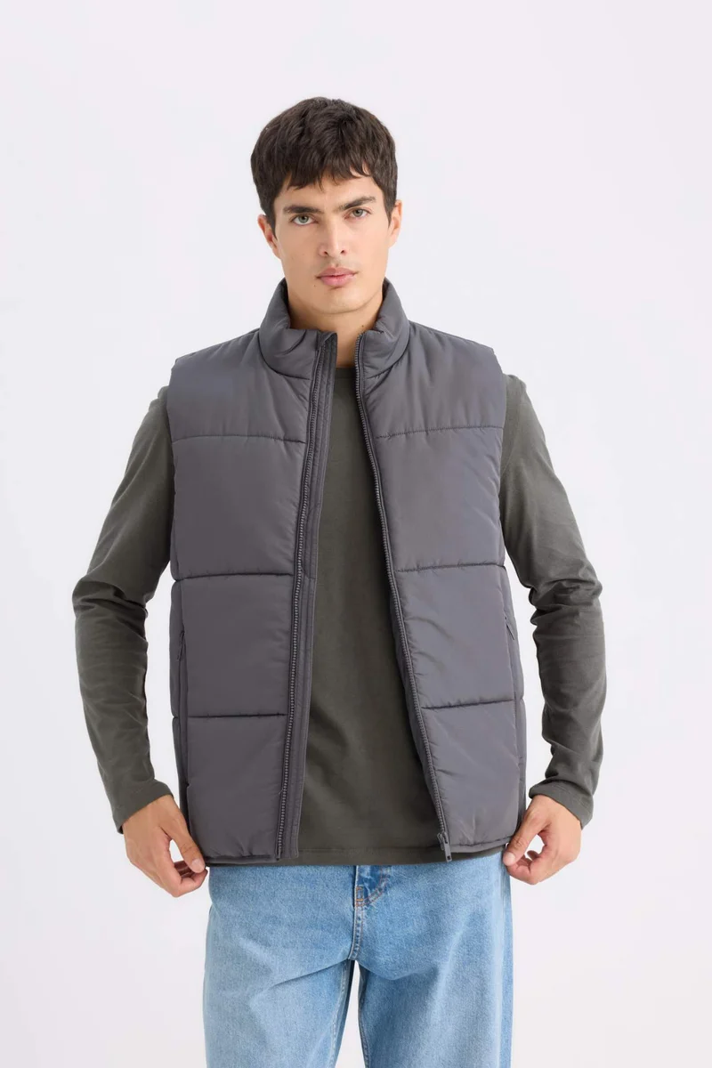 ديفاكتو Regular Fit Stand Collar Zippered Puffer Vest