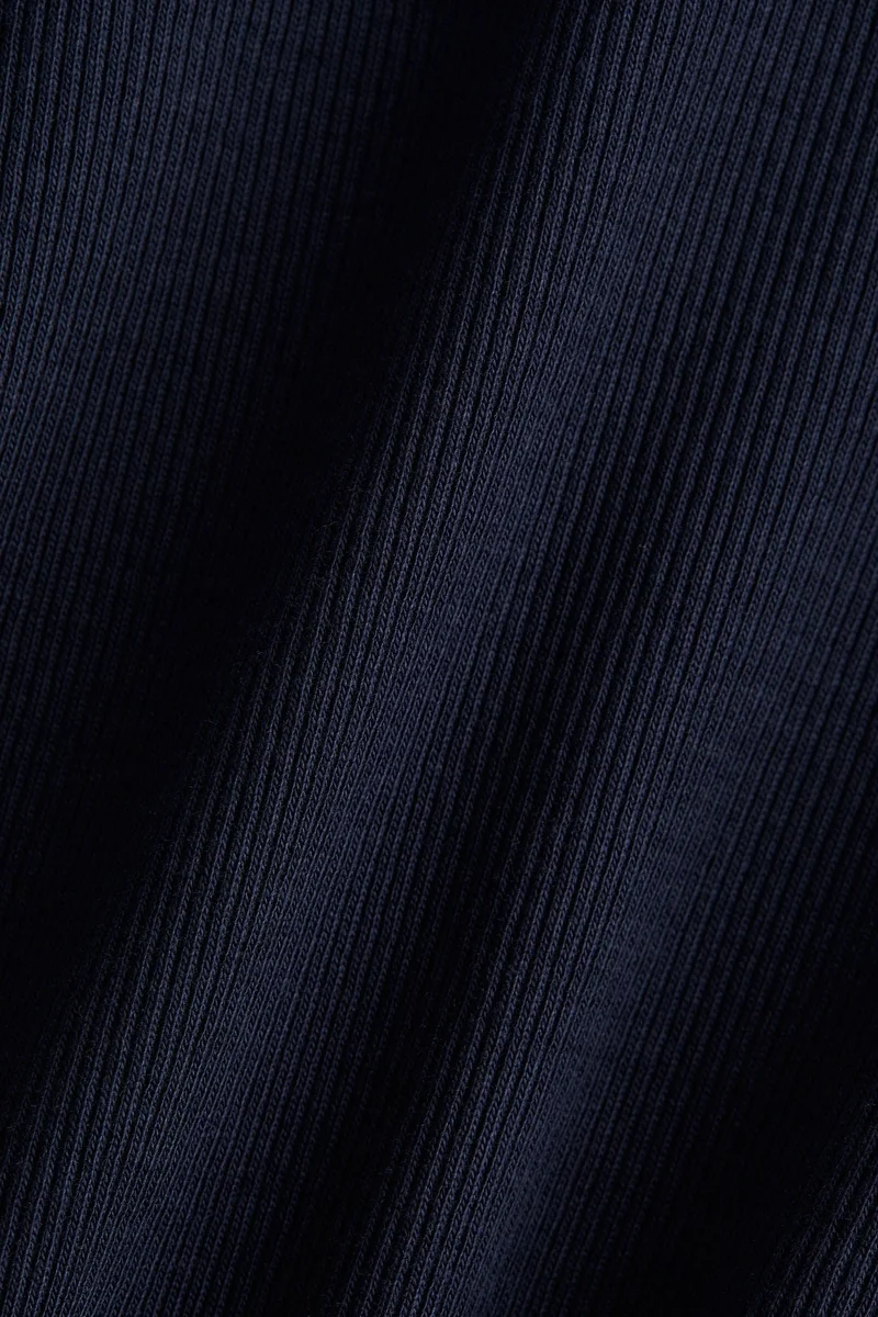 اتش اند ام بلوزة قطنية بياقة على شكل حرف