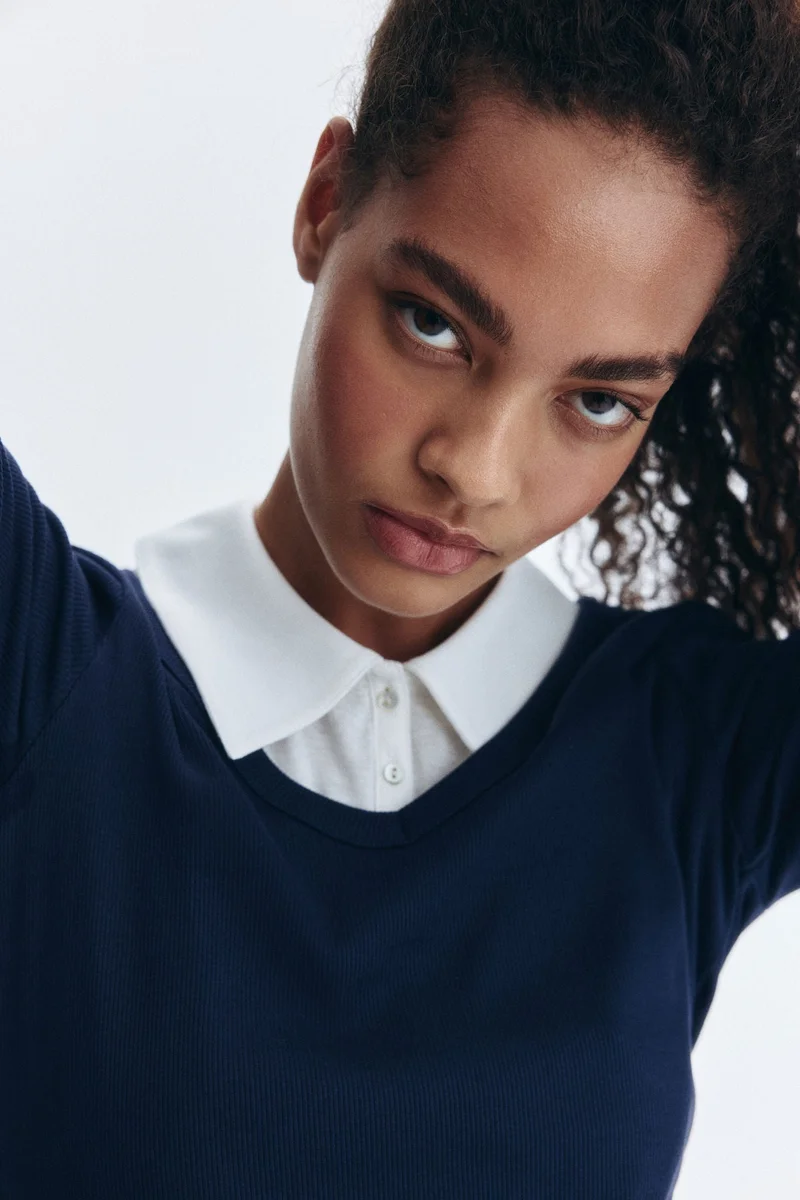 اتش اند ام بلوزة قطنية بياقة على شكل حرف