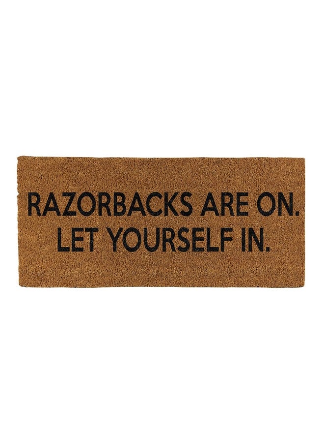 سجادة باب من ألياف جوز الهند من شارع 47 الرئيسي، مقاس 30 × 10 بوصة، تصميم Razorbacks.