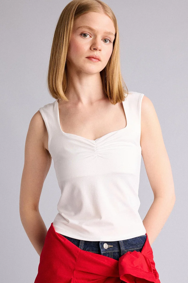 ديفاكتو Slim Fit Heart Collar Tank Top