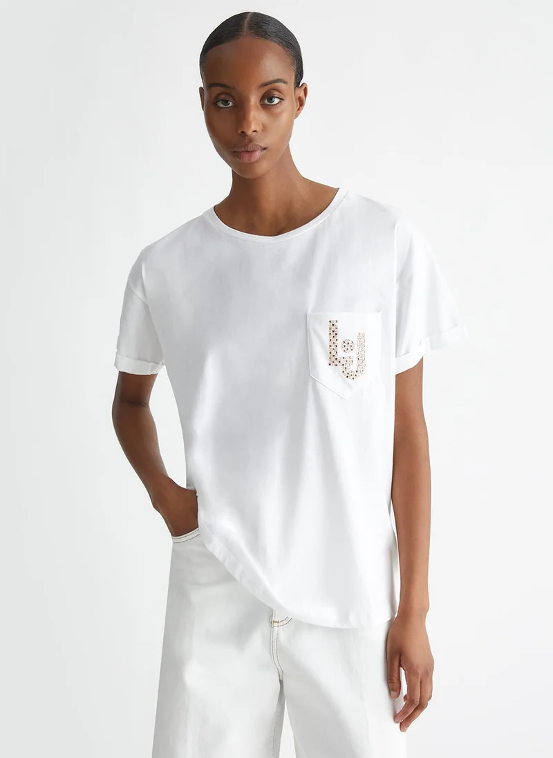 ليو جو تي شيرت بجيب مزين بأحجار الراين