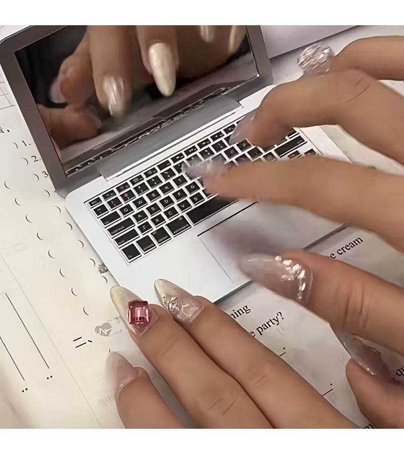 مرآة لابتوب صغيرة إبداعية رمادية اللون قابلة للطي، للزينة المنزلية أو اللمسات التجميلية أثناء السفر. - Image 2