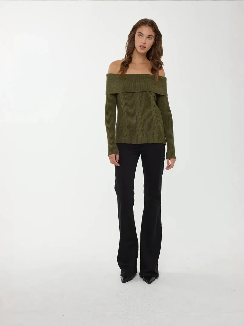 زوبعة كنزة محبوكة بكتف مكشوف