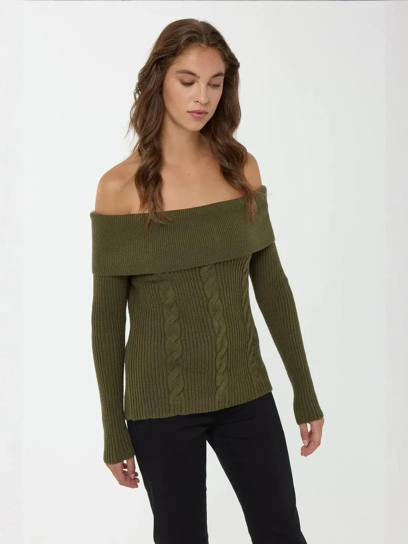 زوبعة كنزة محبوكة بكتف مكشوف