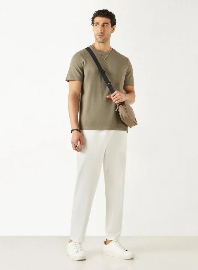 ايكونيك تيشيرت بارز الملمس بياقة ضيّقة وأكمام قصيرة من آيكونيك