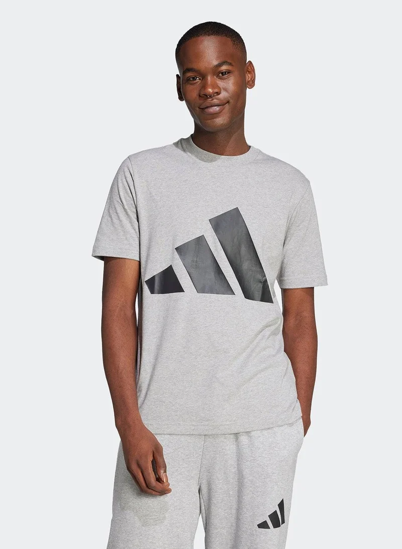 adidas تيشيرت رجالي أساسي برسومات وشعار كبير