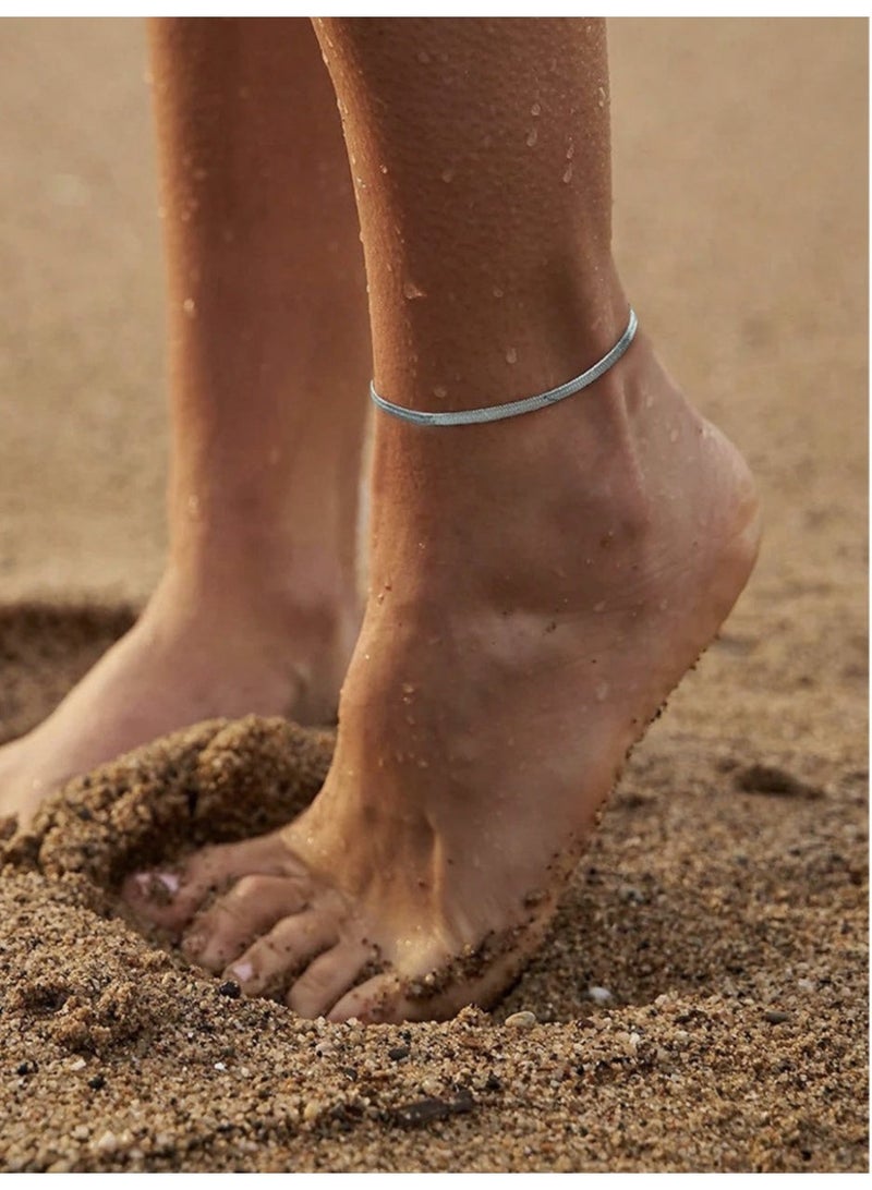 veya An elegant anklet with a hollow design in the shape of a four-leaf leaf, adding a simple feminine touch and a symbolic meaning that expresses good luck. - Image 4