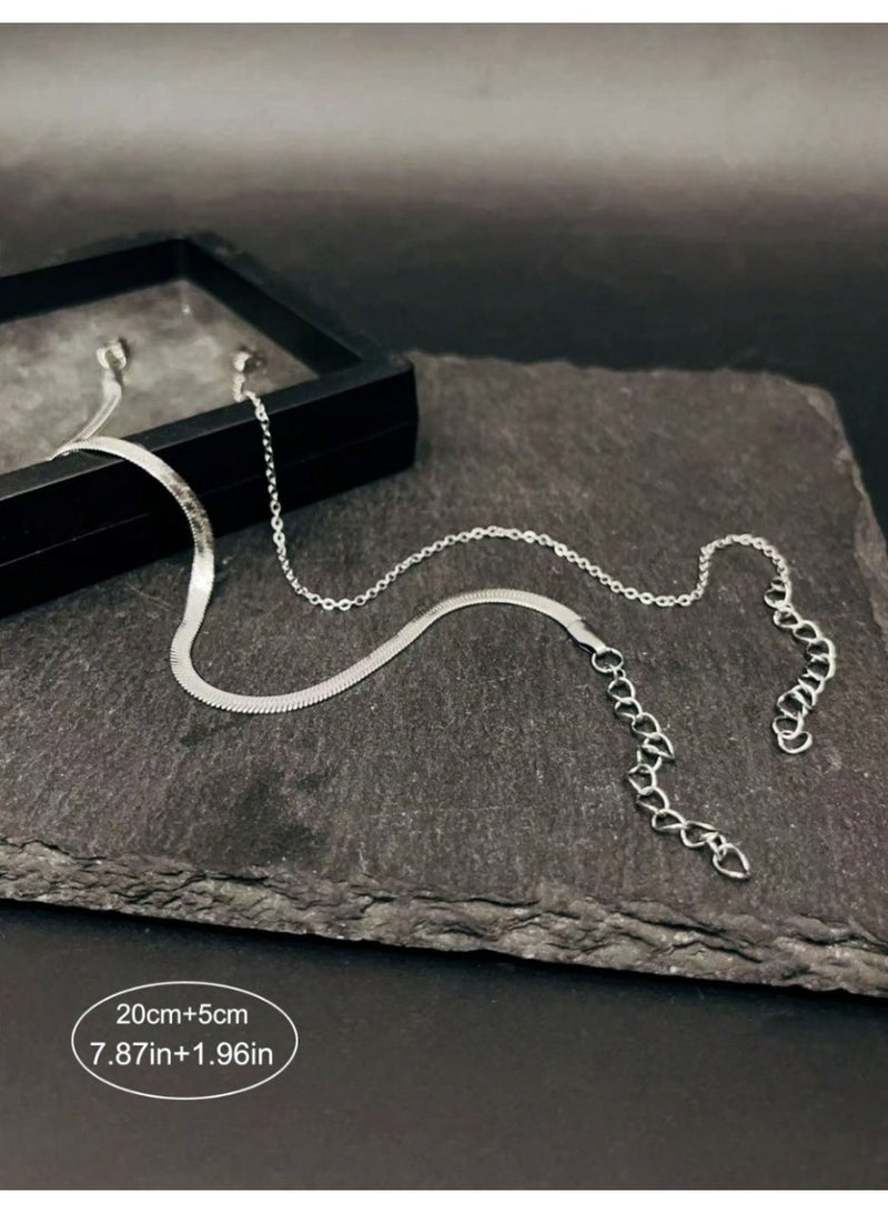 veya An elegant anklet with a hollow design in the shape of a four-leaf leaf, adding a simple feminine touch and a symbolic meaning that expresses good luck. - Image 2