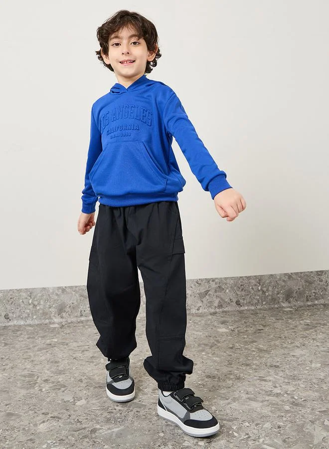 ستايلي هودي بجيوب أمامية وشعار بارز