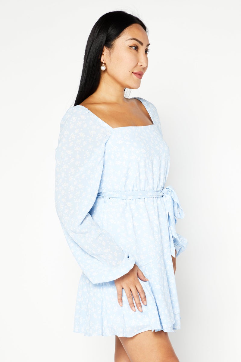 NA-KD فستان نسائي قصير بطبعات الأزهار، أزرق/أبيض - Image 4