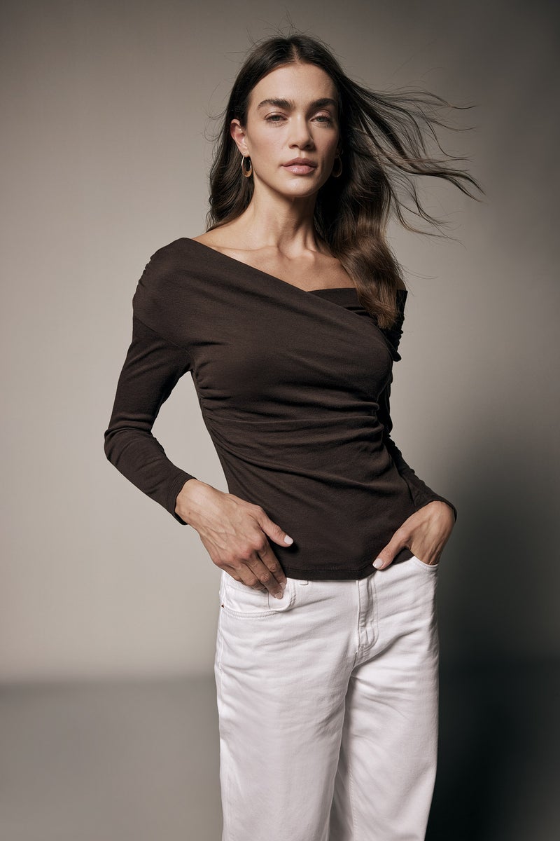 ديفاكتو بلوزة كم طويل ريبانا سليم فيت وياقة متقاطعة - Image 2