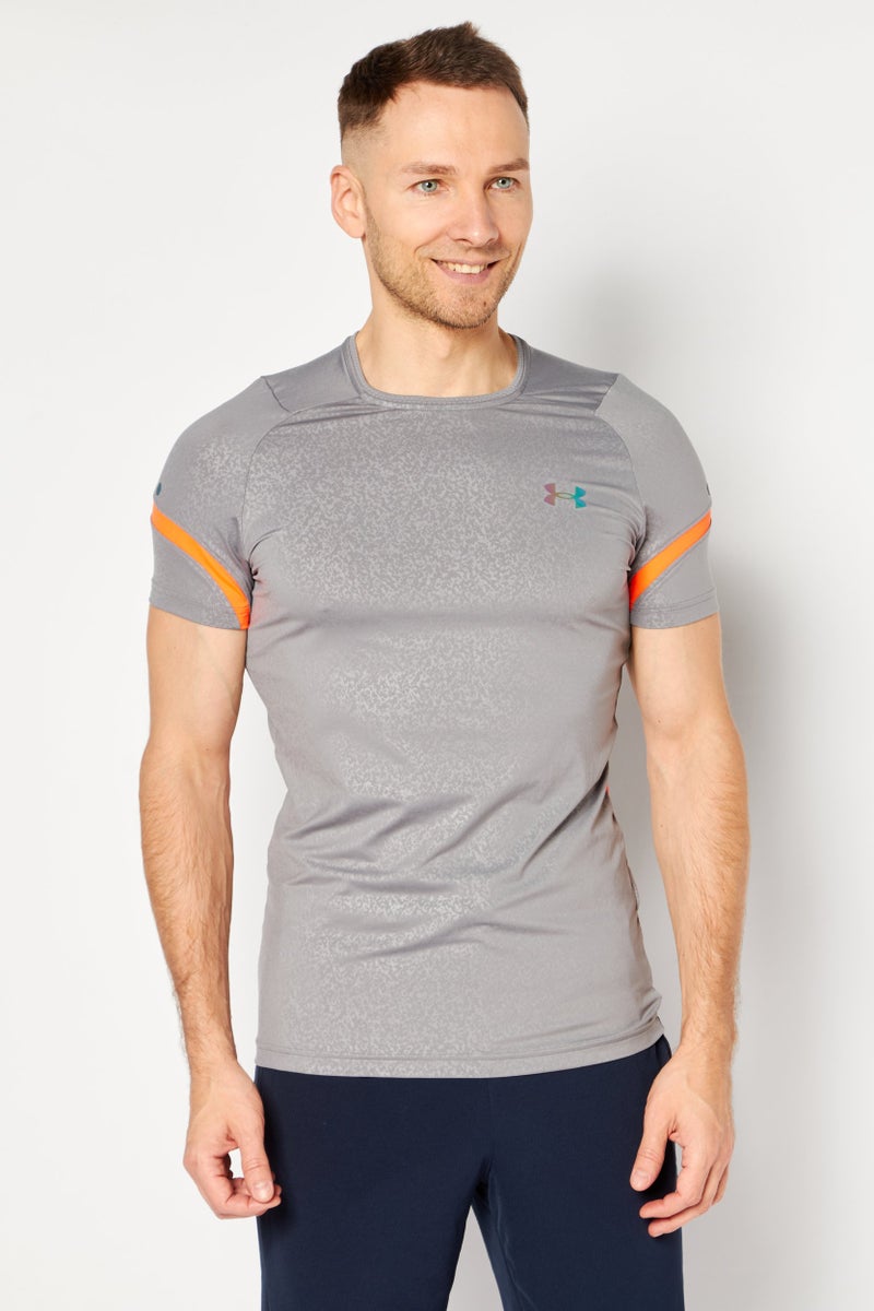 UNDER ARMOUR تي شيرتات تدريب قصيرة الأكمام للرجال بتصميم مدمج، رمادي/برتقالي - Image 1