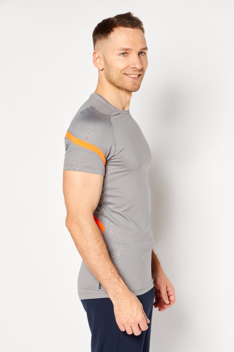 UNDER ARMOUR تي شيرتات تدريب قصيرة الأكمام للرجال بتصميم مدمج، رمادي/برتقالي - Image 3