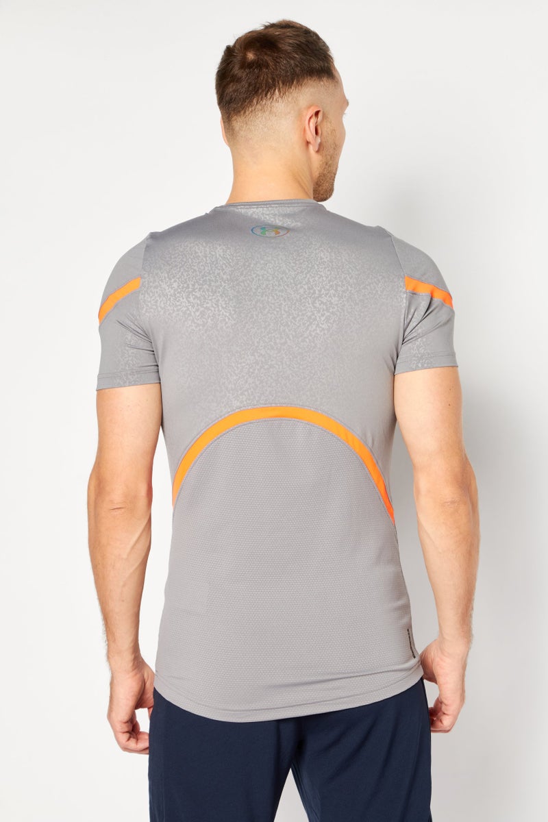 UNDER ARMOUR تي شيرتات تدريب قصيرة الأكمام للرجال بتصميم مدمج، رمادي/برتقالي - Image 4