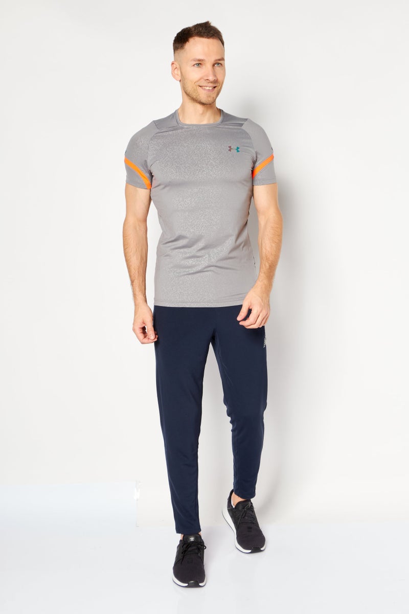 UNDER ARMOUR تي شيرتات تدريب قصيرة الأكمام للرجال بتصميم مدمج، رمادي/برتقالي - Image 2