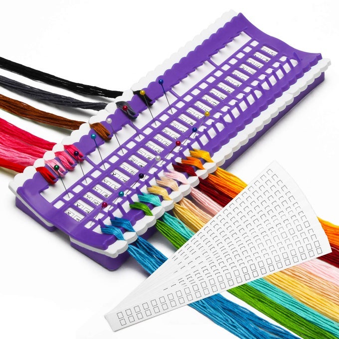 50 POSITIONS FLOSS ORGANIZER EMBROIDERY SHELF THREAD ORGANIZERS FOR CROSS STITCH EMBROIDERY THREAD HOLDER WITH 15PCS REPLACEABLE PAPER CARD SEWING NEEDLE EMBROIDERY FLOSS ORGANIZER