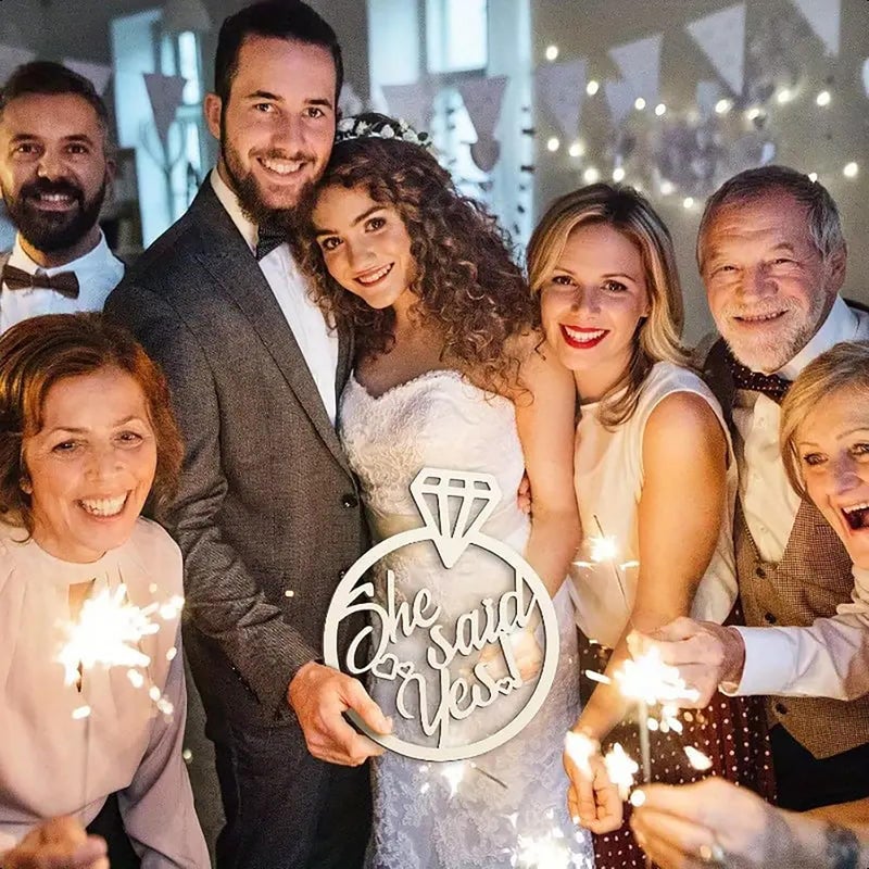 CLITHS علامة خشبية Cliths "قالت نعم" - 13.78x11.22 بوصة - قطع على شكل خاتم خطوبة - ديكور زفاف ريفي وحفل استحمام العروس - دعامة لالتقاط الصور في حفلة الخطوبة - Image 3