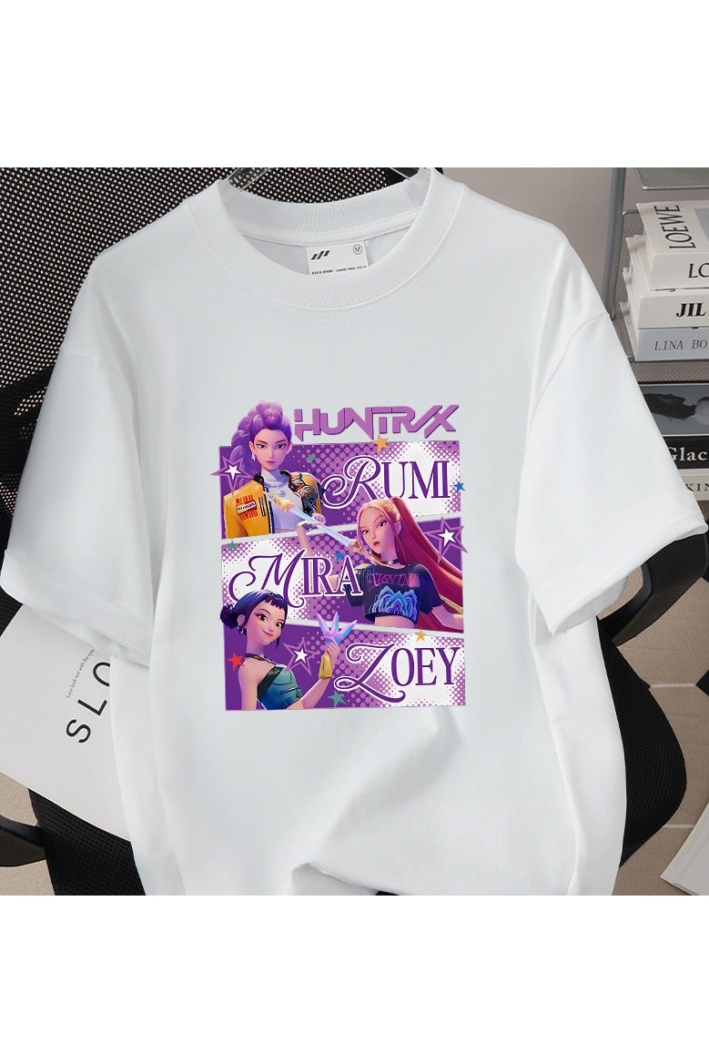 عام تيشيرت كيبوب عالي الجودة من مجموعة Demon Hunters، بأكمام قصيرة وقصّة واسعة، يمنحك إحساساً منعشاً ومريحاً طوال الصيف. - Image 1