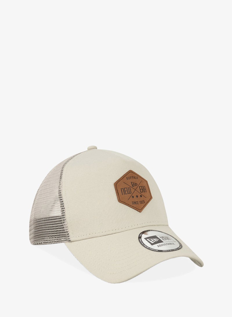 قبعة تراكر بتصميم تراثي برقعة