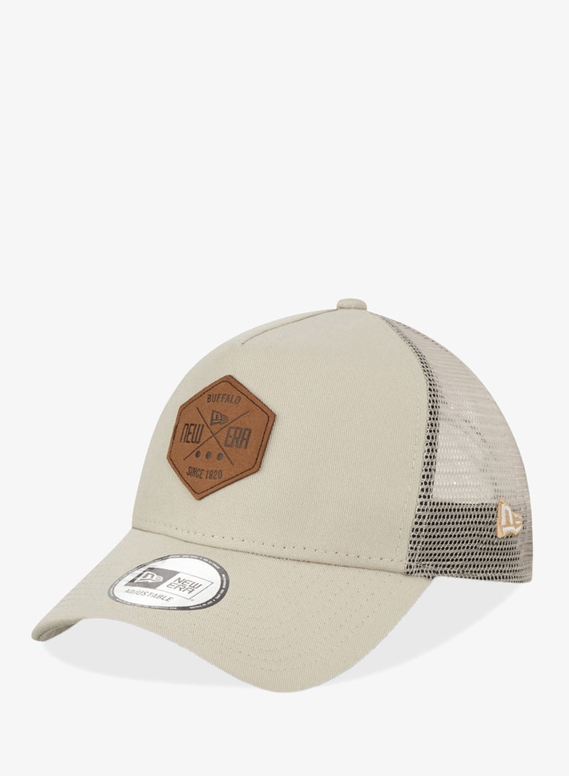 قبعة تراكر بتصميم تراثي برقعة