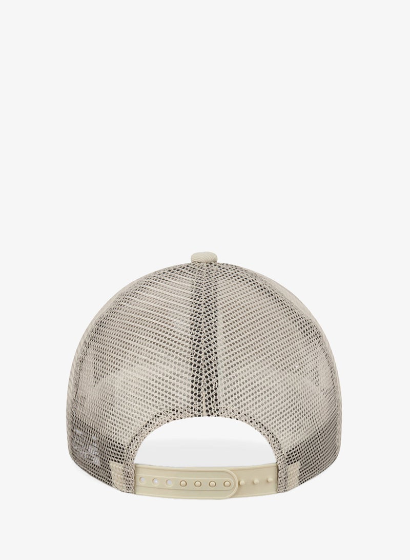 قبعة تراكر بتصميم تراثي برقعة