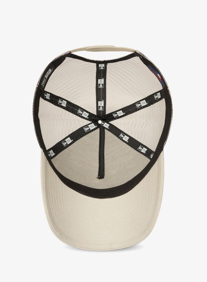 قبعة تراكر بتصميم تراثي برقعة