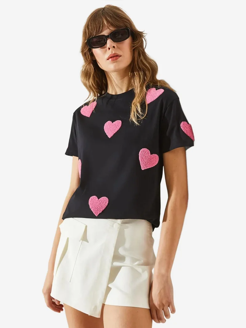 Bianco Lucci LUCCI Heart Pattern Embroidered Crew Neck T-Shirt