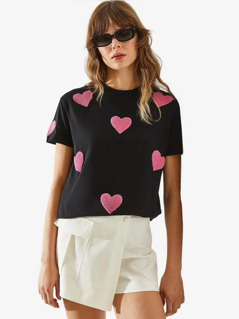 Bianco Lucci LUCCI Heart Pattern Embroidered Crew Neck T-Shirt