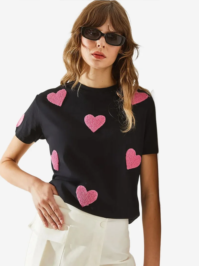 Bianco Lucci LUCCI Heart Pattern Embroidered Crew Neck T-Shirt