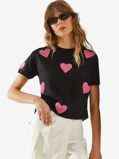 Bianco Lucci LUCCI Heart Pattern Embroidered Crew Neck T-Shirt
