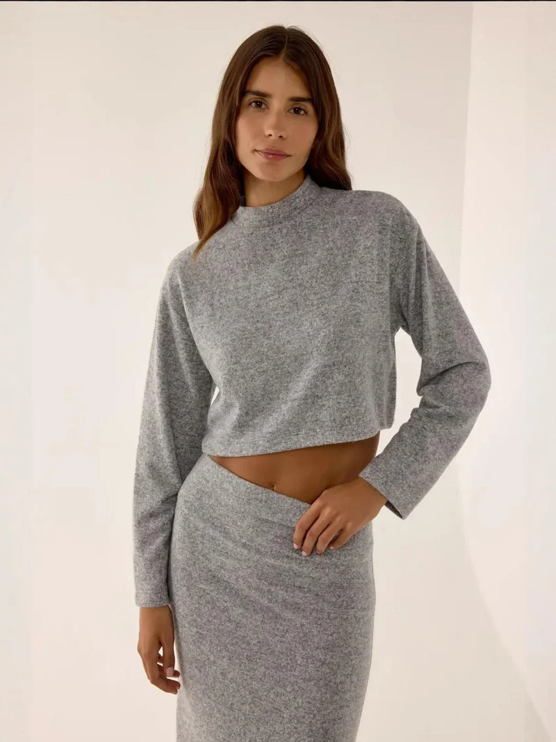 زوبعة بلوزة قصيرة بنصف ياقة مدورة بقصة مريحة