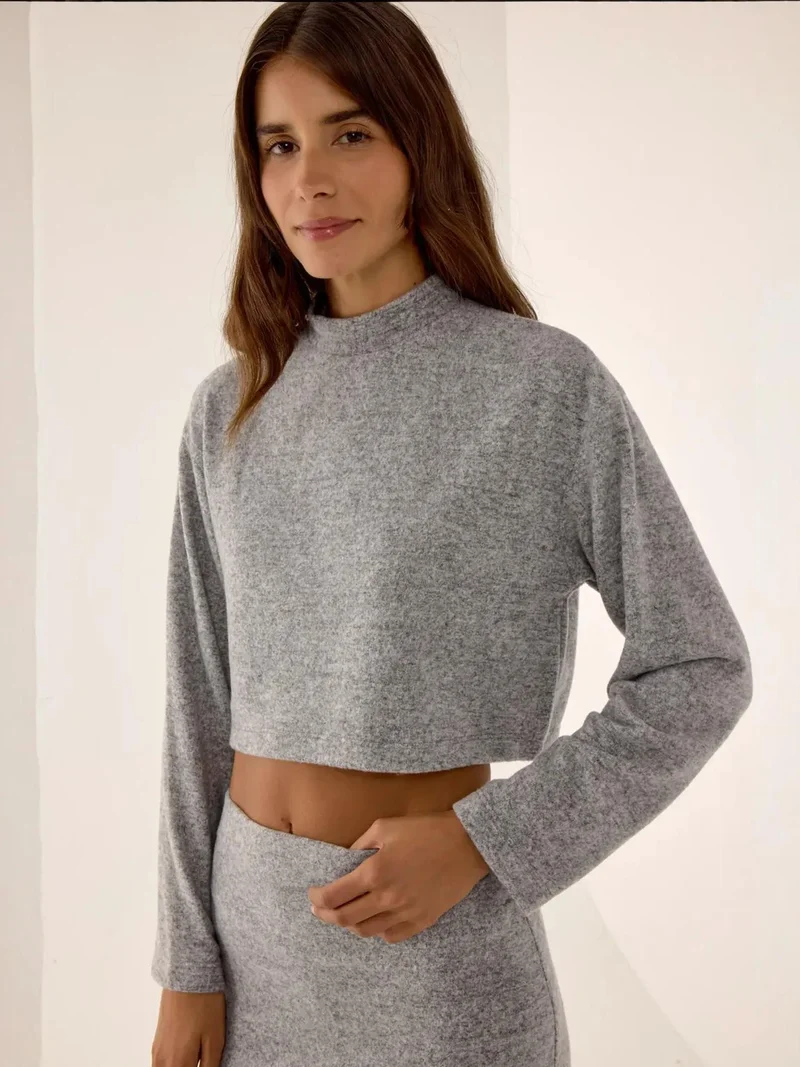 زوبعة بلوزة قصيرة بنصف ياقة مدورة بقصة مريحة