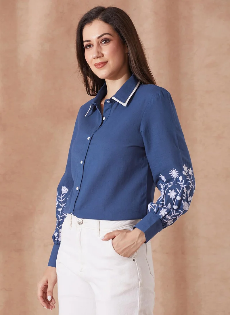 جلو باص قميص نسائي أزرق بياقة مطرز بالزهور وأكمام مكشكشة وحافة منحنية