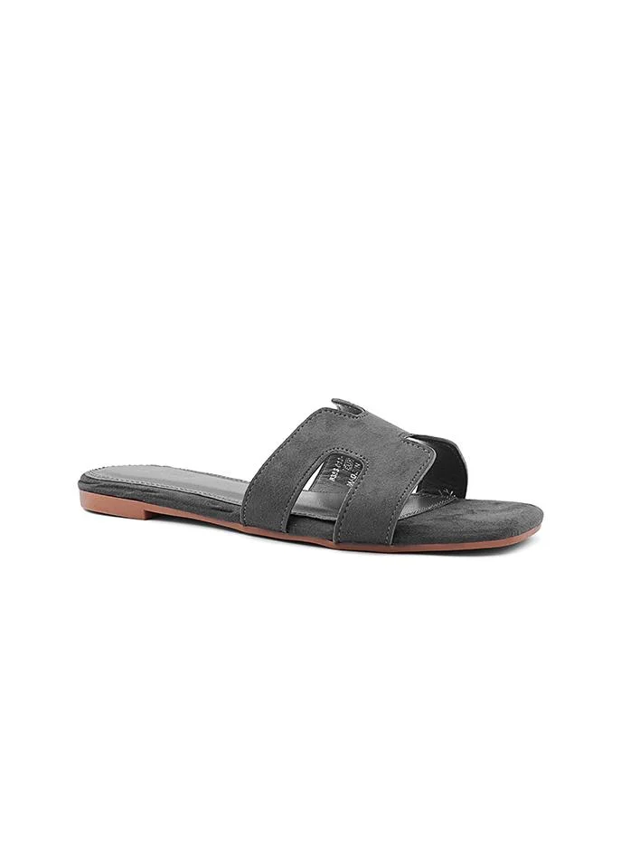 أيقون Comfortable flat sandal with soft upper and flexible sole.