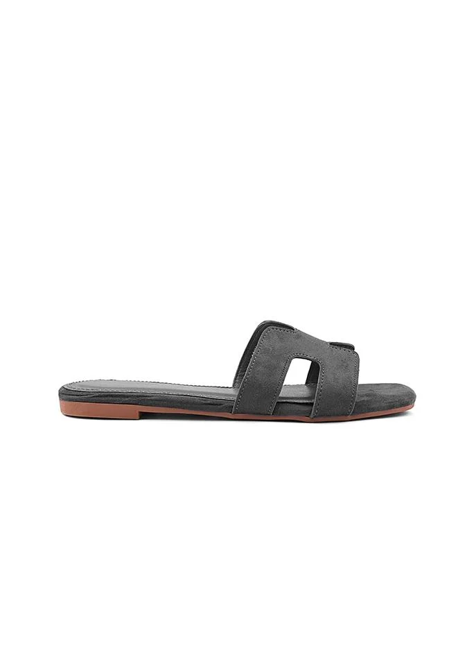 أيقون Comfortable flat sandal with soft upper and flexible sole.