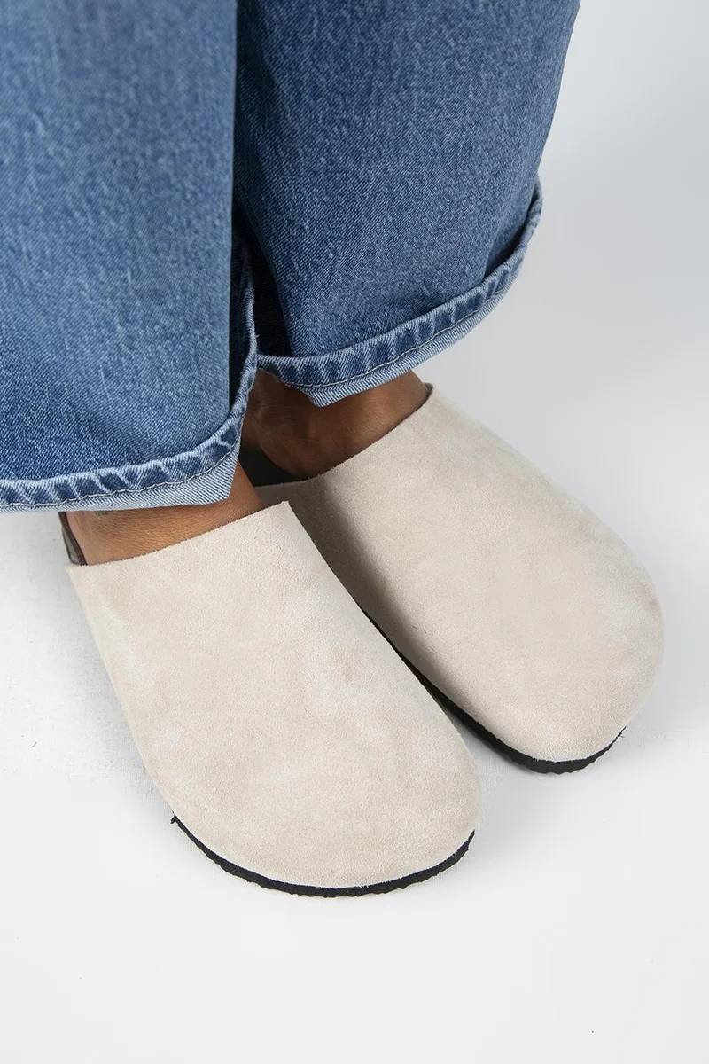 مانجيرو قباقيب نسائية مسطحة من الجلد الطبيعي من مانييرو رزقاهي، لون بيج