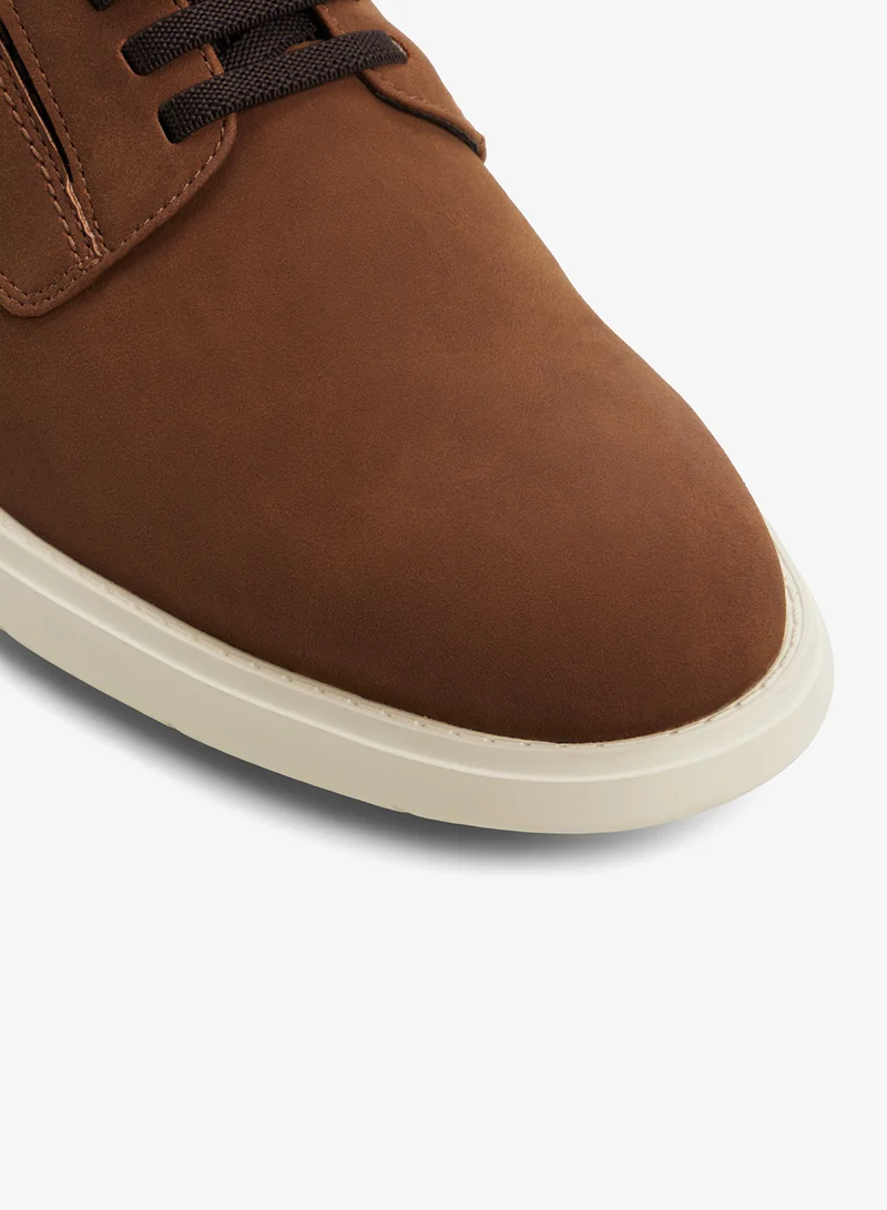 الدو حذاء رياضي برباط منخفض