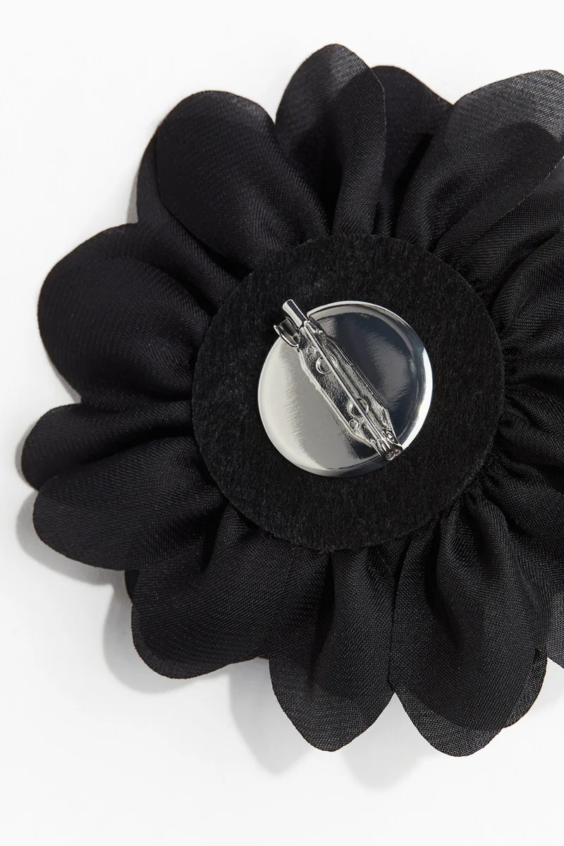 اتش اند ام بروش على شكل زهرة