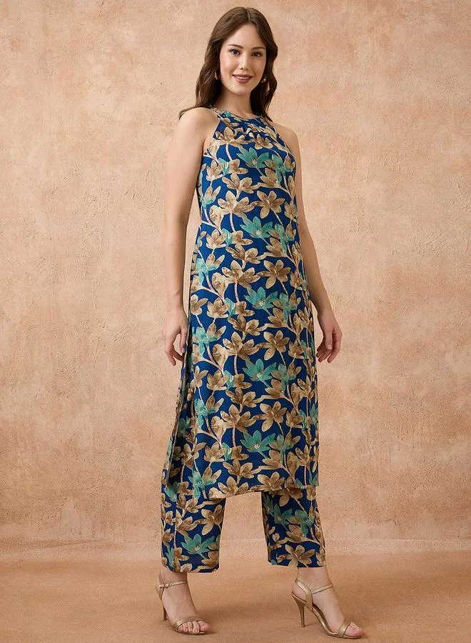 جلو باص طقم كورتا فيوجن مستقيمة بطبعة زهور وياقة مربوطة مع بنطال