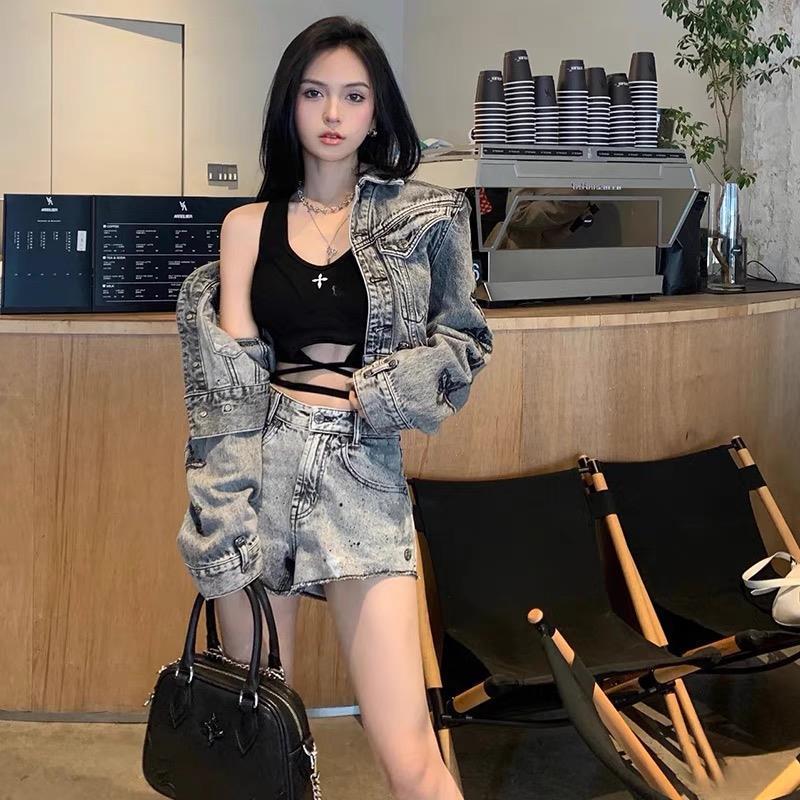 Slim Black Vintage Tee Denim Shorts Casual Outfit Coat - Image 4