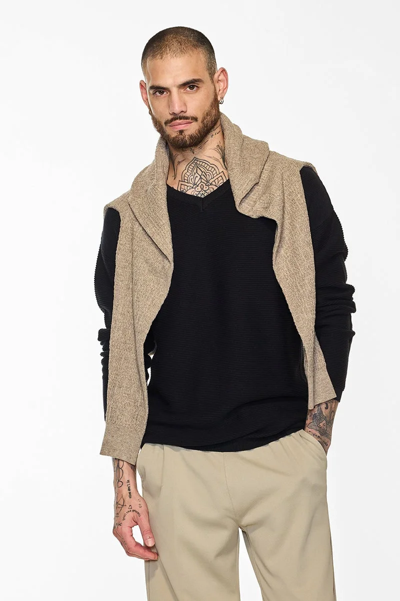 سنيتش كنزة كور لاب سوداء بنقش بارز